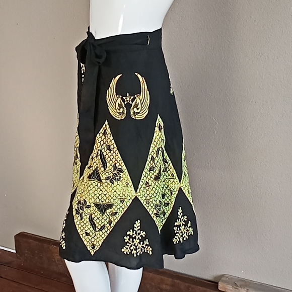 Black and Yellow designed wrap skirt - Picture 2 of 5